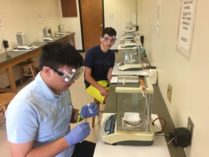 students using analytical balance